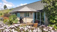Golden Hills Farm Cottage, Stunning Views and a Swimming Pool - 2-Star