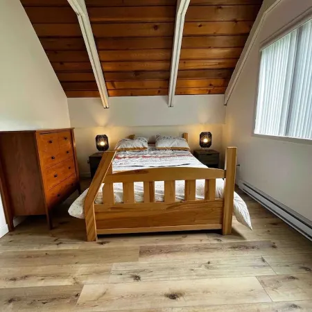Chalet Mont-Sainte-Anne Отели в г. Бопре