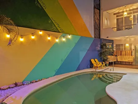 2 BR - Fast Internet, King beds, AC, Near beach w/Pool Отели рядом с достопримечательностью «Playa Carrizalillo»