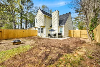 Plush Two Bedroom Retreat. A Home Away From Home! Hotels near Pristine Chapel Lakeside