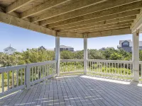 Beautiful House with Hot Tub, One Minute walk to beach