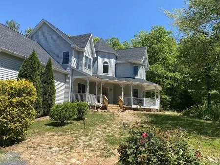 Private 10 acres with Blue Ridge Mountain Views! Enjoy any season RIGHT here! Отели рядом с достопримечательностью «Скайленд»