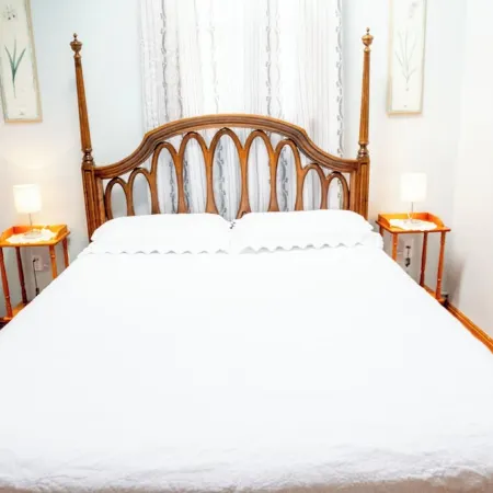 Large 5-Bed Modern Family Retreat with Kitchen & Free Parking Near Boston!