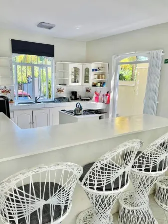 Villa privé au nord de l'île avec piscine et toboggan Отели рядом с достопримечательностью «Notre Dame Auxiliatrice»