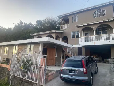 Spacious self contained room with wifi, a kitchenette and jacuzzi Hotels in 