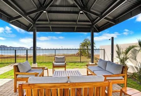 Casa Natalia: Luxurious Oceanfront Villa with Housekeeping and Concierge Отели рядом с достопримечательностью «Плайя Потреро, Коста-Рика»