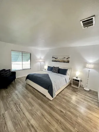 Great Pool Home with Movie Room ! Отели рядом с достопримечательностью «Порт-Сент-Люси Ботаникал Гарденс»