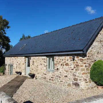 Spacious farm cottage full of character - rural yet close to beaches & castles