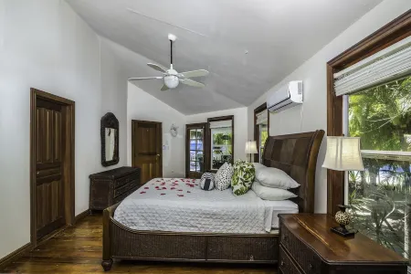 Casa Kennedy - Family Beach Home - Last Private House on West Bay Beach