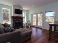 TREETOP PARADISE SUITEBreathtaking lake and mountain views 5 min from the beach