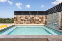 Rooftop Pool w/Lounge Area-2 BRM Apt-sleeps 4 U2