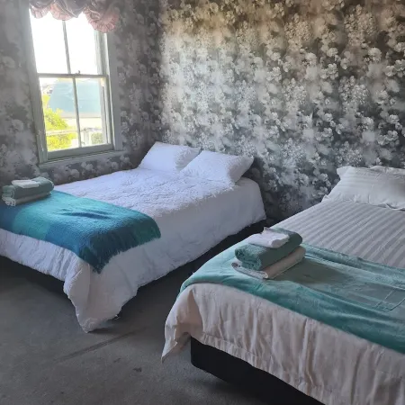Room for everyone ..comfortablebeds for large groups Отели в г. Мастертон