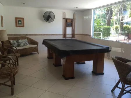 2-bedroom apartment, excellent location, 100 meters from the beach, full leisure facilities. Отели рядом с достопримечательностью «Praia Bertioga»