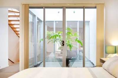 Secluded Stylish Modern 3 Level Townhouse. Secluded but Minutes to Parks,shops Hotels in Chapel Street