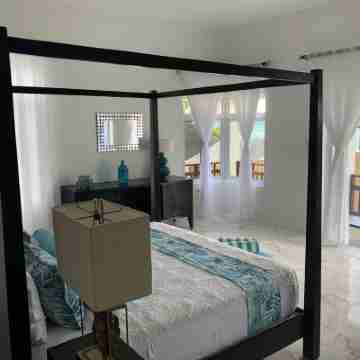 Fully staffed. private, Beachfront villa with a pool in Negril, Jamaica Rooms