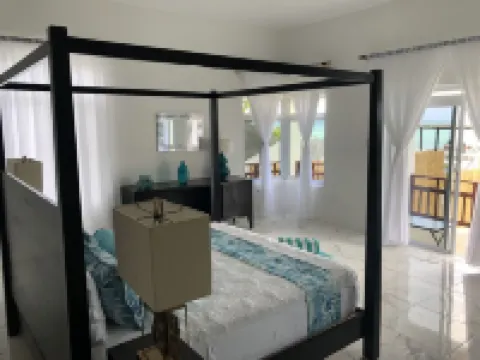 Fully staffed. private, Beachfront villa with a pool in Negril, Jamaica