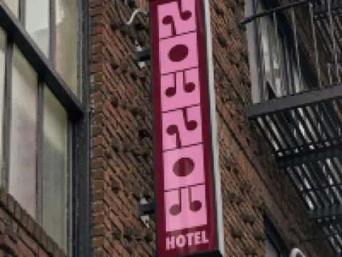 นาว นาว โนโฮ โรงแรมใกล้พิพิธภัณฑ์ทางทะเล อากาศ และอวกาศ อินเทรพิด