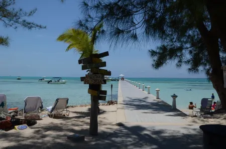 Grand Cayman Oceanfront Condo, Serenity Kai, Kaibo Yacht Club Отели в г. Rum Point