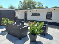 Nette vakantie woning met tuin en terrassen midden in het dorp