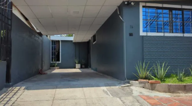 Spacious Home W Private Parking Отели рядом с достопримечательностью «Собор Святейшего Спасителя»