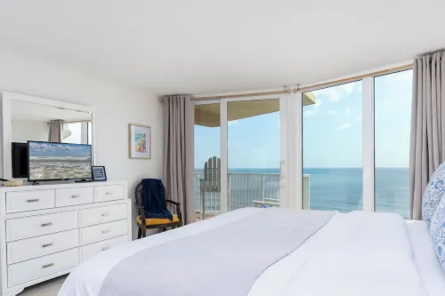 Aug - OCT Sale! Stunning Oceanfront King Ste 2Bd2BA Pool NoDrive Beach ShoreClub