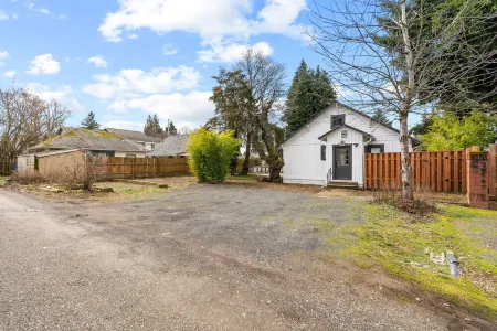 2-Bedroom Bungalow nestled close to Urban Centers Отели рядом с достопримечательностью «Ванкувер Ленд Бридж»