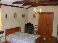 FEATURES OF HOUSE ST ANDRE DE LANCIZE فنادق في Saint-Andre-de-Lancize