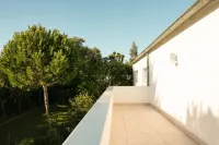 2 bedroom flat near Nazaré with huge saltwater pool, pool house, mountain view Hotel a Pataias