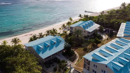 Vitamin Sea - Beachfront and ground floor at Coral Bay Отели в г. Savannah