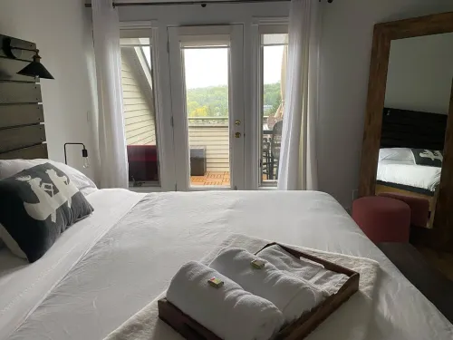 Modern Muskoka Executive 1 bedroom Loft/Condo