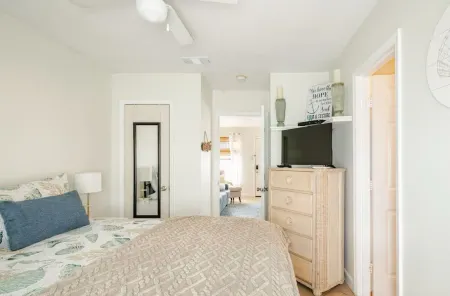 Cozy, Beachy, King Bed| Walk to Beach | Bring Fido Отели рядом с достопримечательностью «W Beach Blvd»