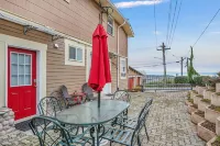 Water view, large 2 bedroom in N Everett