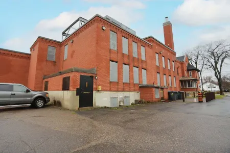 Charming Prohibition-Era Speakeasy Lounge with Bedroom and Commercial Kitchen Отели в г. Су-Сент-Мари