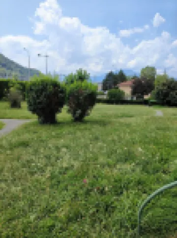 Superb renovated air-conditioned apartment with private parking space 格埃酒店