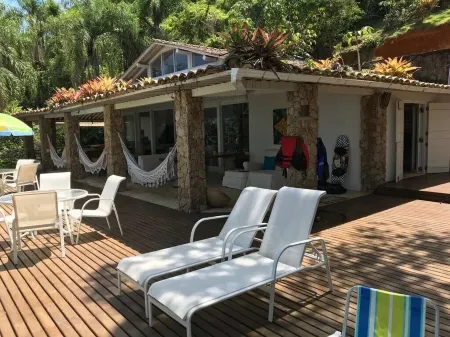 Exclusive house in Ilha with beach and sea view.