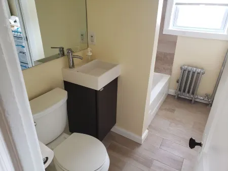 The West Loft at Dartmouth Avenue *New 1-Bed Apt Отели рядом с достопримечательностью «Парк Роджер Уильямс»