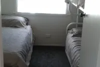 Whangamata Bach - handy to beach and shops Hotels in Whangamata