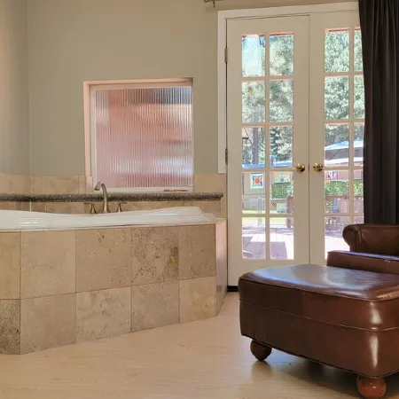 Plumas Pines 2/2 + bonus room- Fireplace-Spa Tub - Remote Work- Weekly Discount