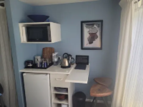 Private entry. En-suite bath, smart tv, fridge,microwave, toaster and coffee Hotels in 
