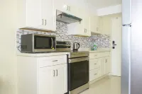 Gated 1-bedroom Condo in Portmore with AC, WiFi, Pool, Kitchen, TV, Beach View