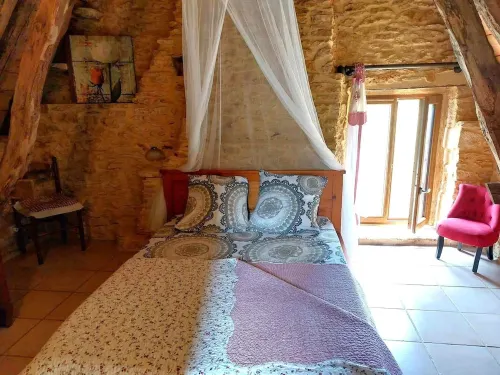 Authentic little Périgord house with saltwater swimming pool, just outside SARLAT