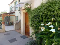 Studio and guest room for 4 people with private pool