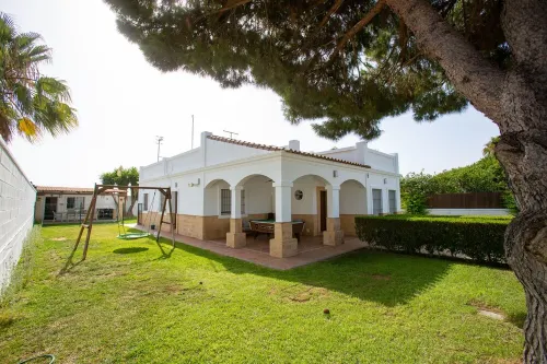 TOURIST VILLA “LAS RAÍCES” NEAR THE CENTER AND THE BEACHES OF LA JARA.