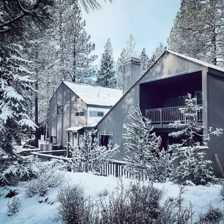 Peaceful modern oasis -walking distance to Village