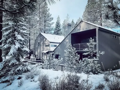 Peaceful modern oasis -walking distance to Village