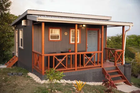 New Cottage with beautiful views and  quiet surroundings Отели рядом с достопримечательностью «V C Bird Monument»