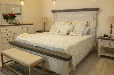 Il Punto Blu - Beautiful renovated condo, AC, WIFI, walkable restaurants/beach.