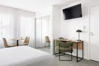 Quest Moonee Valley Hotel berhampiran The Rusty Duck Cafe & Larder