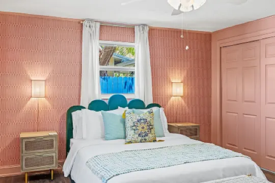 Marathon Family Retreat:  Pool, Hot Tub & Outdoor Movie Theater