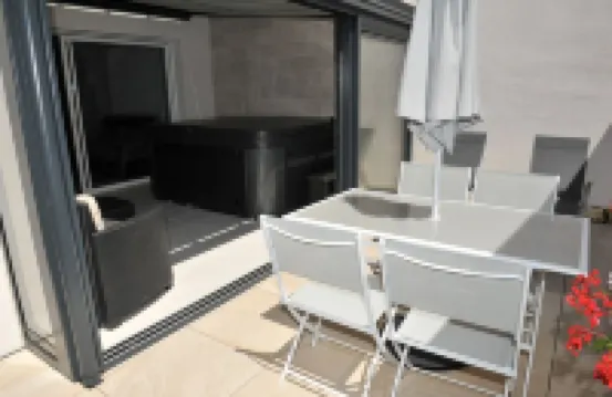 Charming furnished with jacuzzi 索容酒店